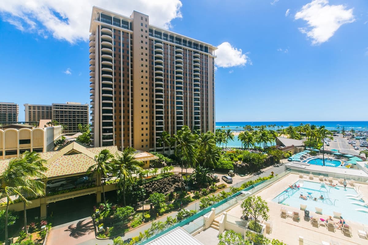 Condo in Honolulu · ★4.71 · 1 bedroom · 2 beds · 1 private bath - Photo 1