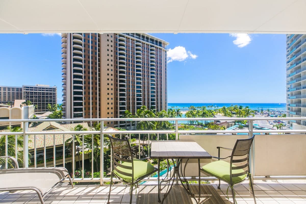 Condo in Honolulu · ★4.71 · 1 bedroom · 2 beds · 1 private bath - Photo 2