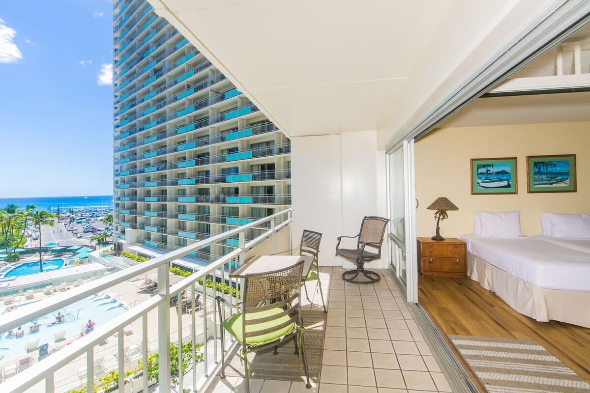 Condo in Honolulu · ★4.71 · 1 bedroom · 2 beds · 1 private bath - Photo 3