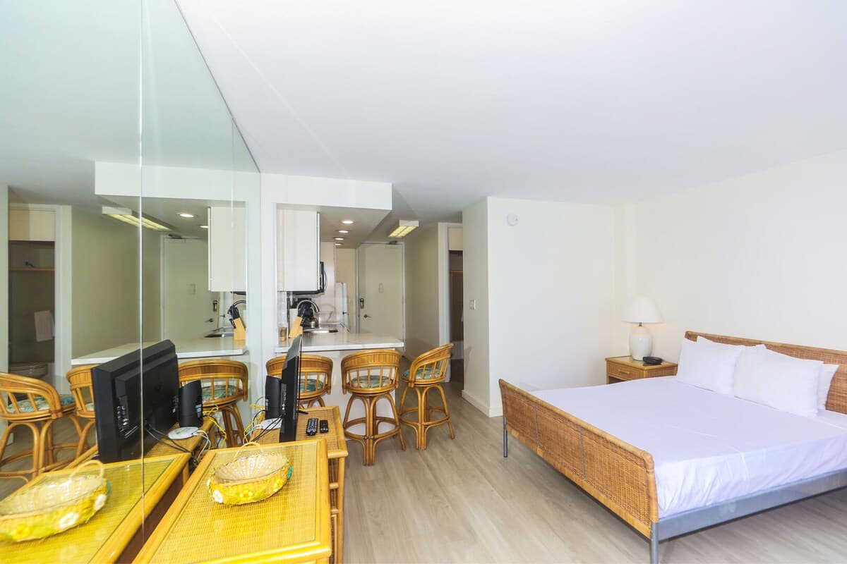 Great Location In Waikiki - Walk to Beach! - Photo 2
