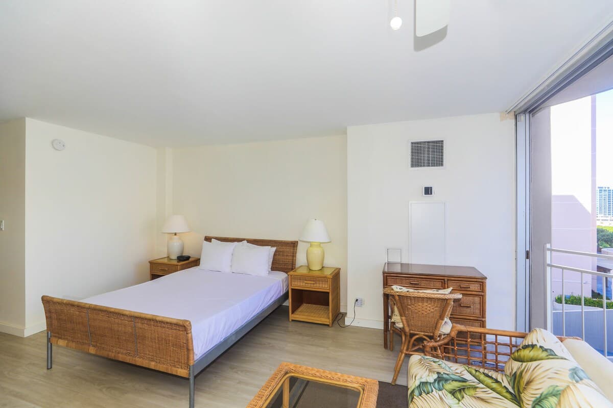 Great Location In Waikiki - Walk to Beach! - Photo 3