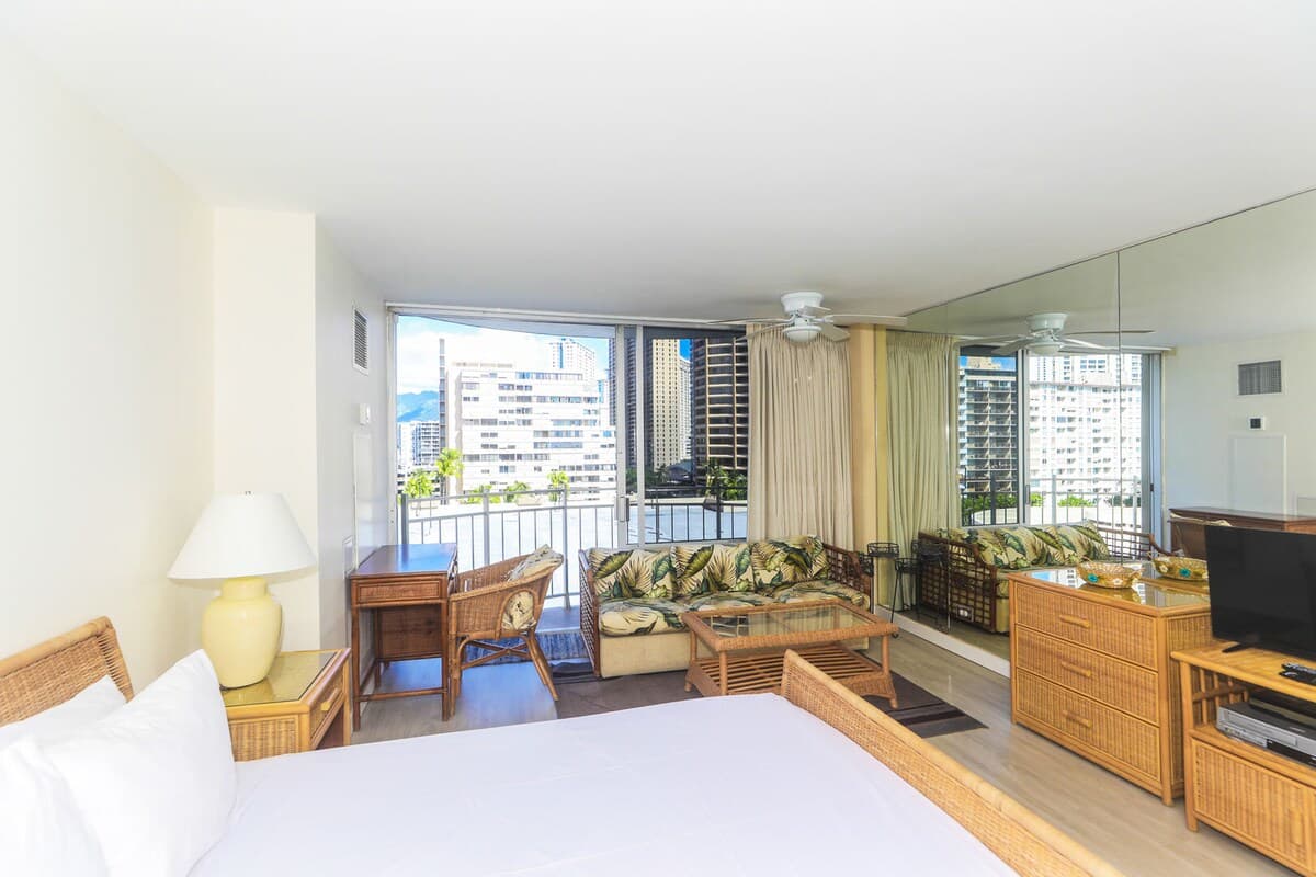 Great Location In Waikiki - Walk to Beach! - Photo 4