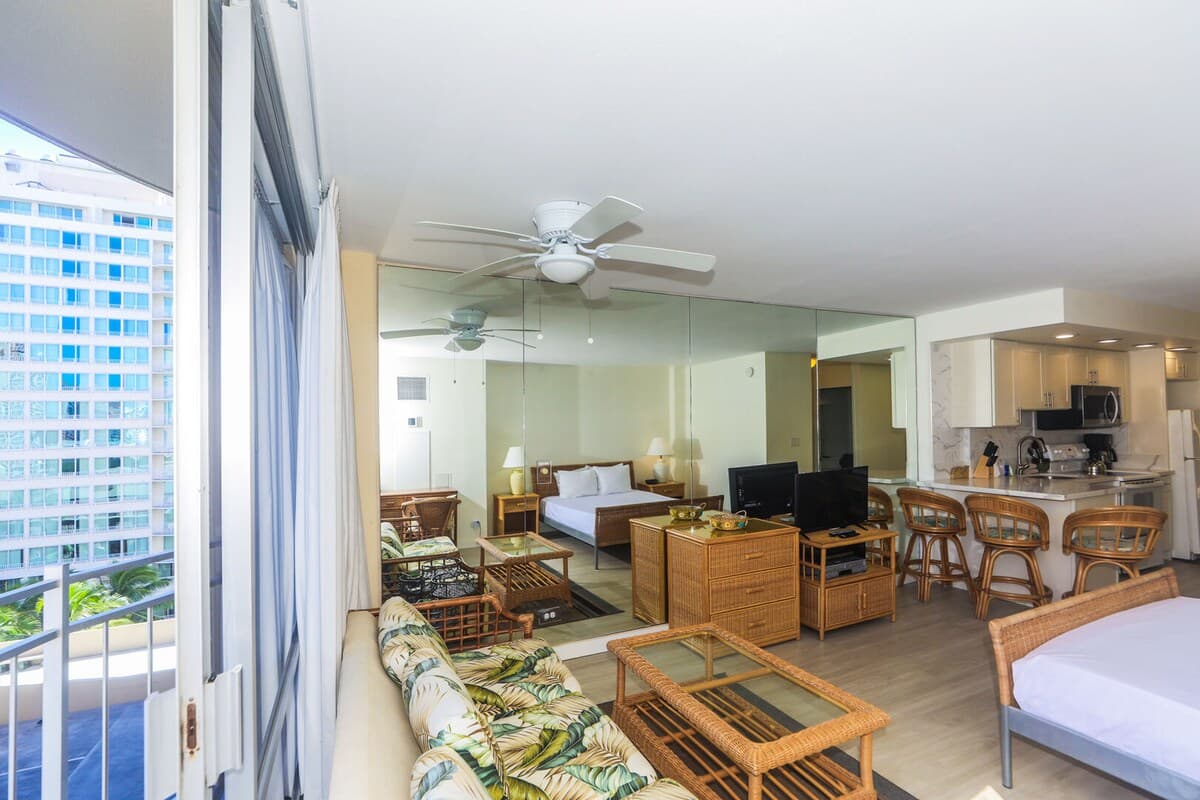 Great Location In Waikiki - Walk to Beach! - Photo 5