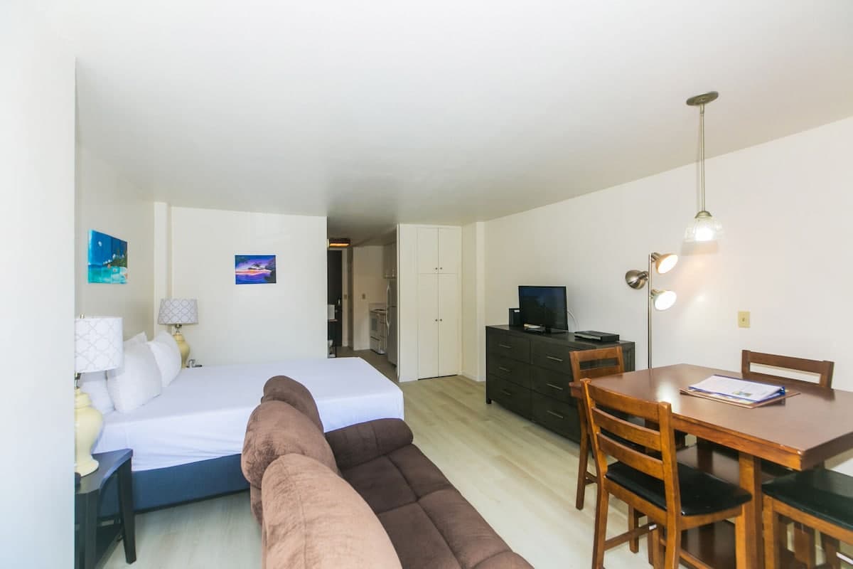 Updated Studio in Prime Waikiki Location! - Photo 3
