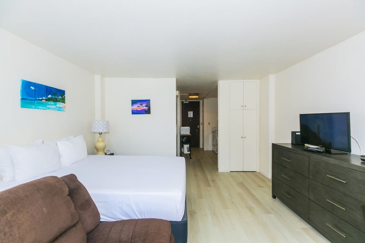 Updated Studio in Prime Waikiki Location! - Photo 2