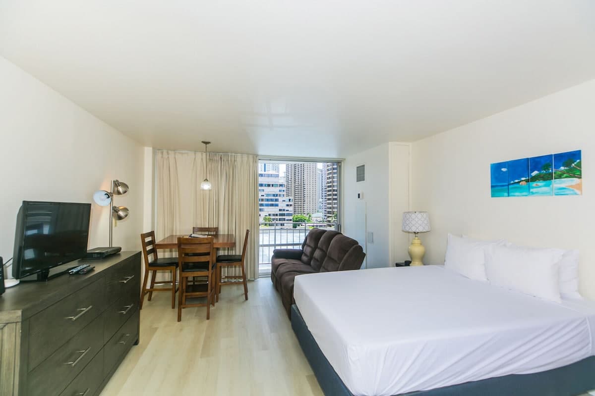 Updated Studio in Prime Waikiki Location! - Photo 1