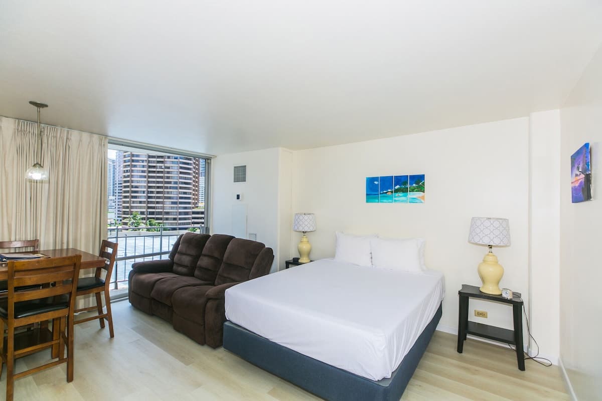 Updated Studio in Prime Waikiki Location! - Photo 4