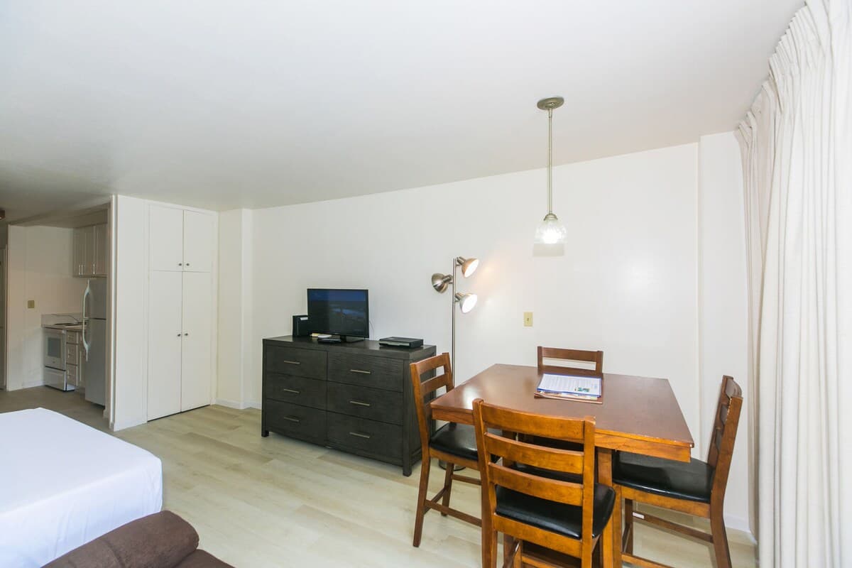 Updated Studio in Prime Waikiki Location! - Photo 5