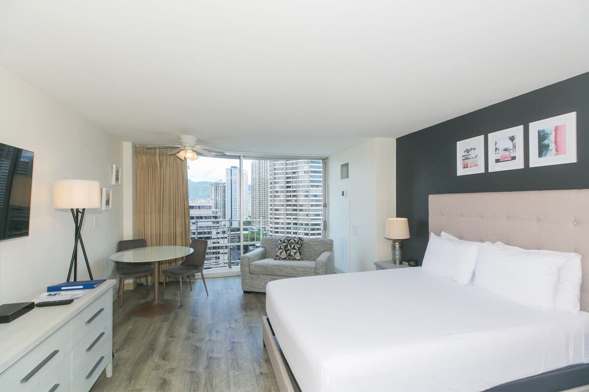 City Vibes - Minutes to beach! - Photo 1