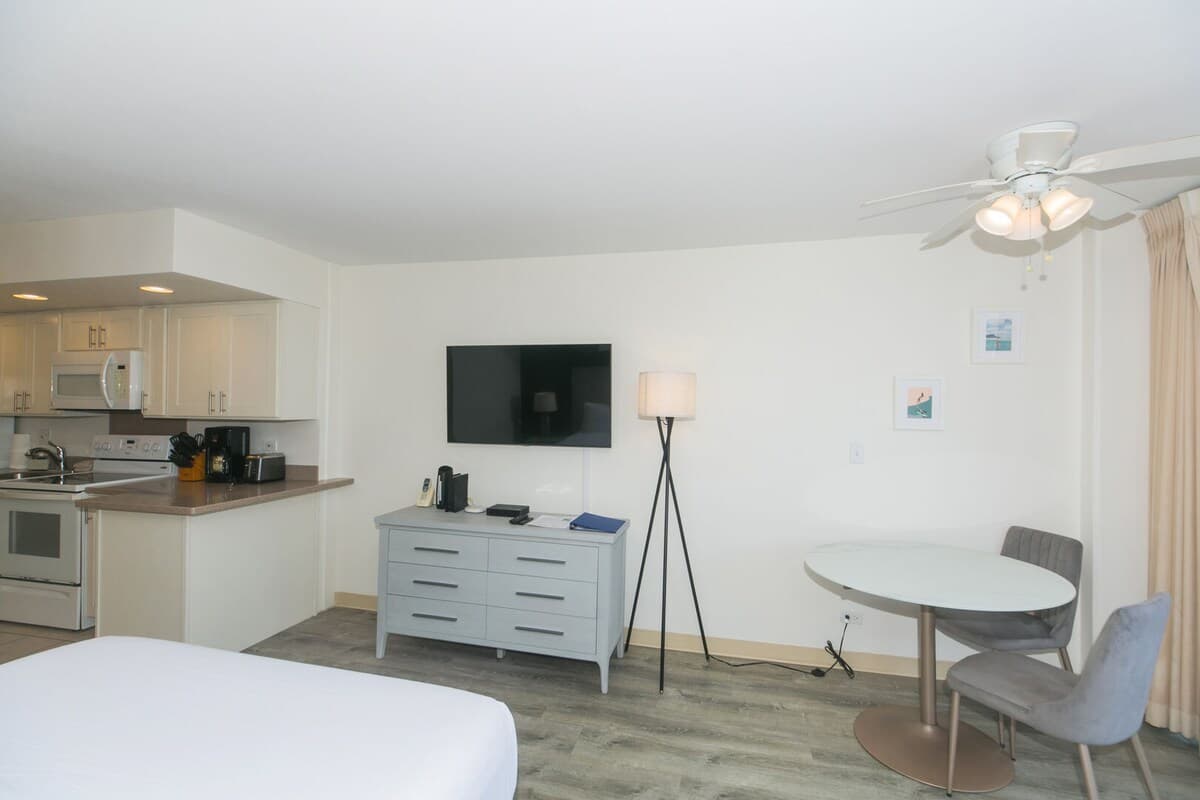 City Vibes - Minutes to beach! - Photo 3