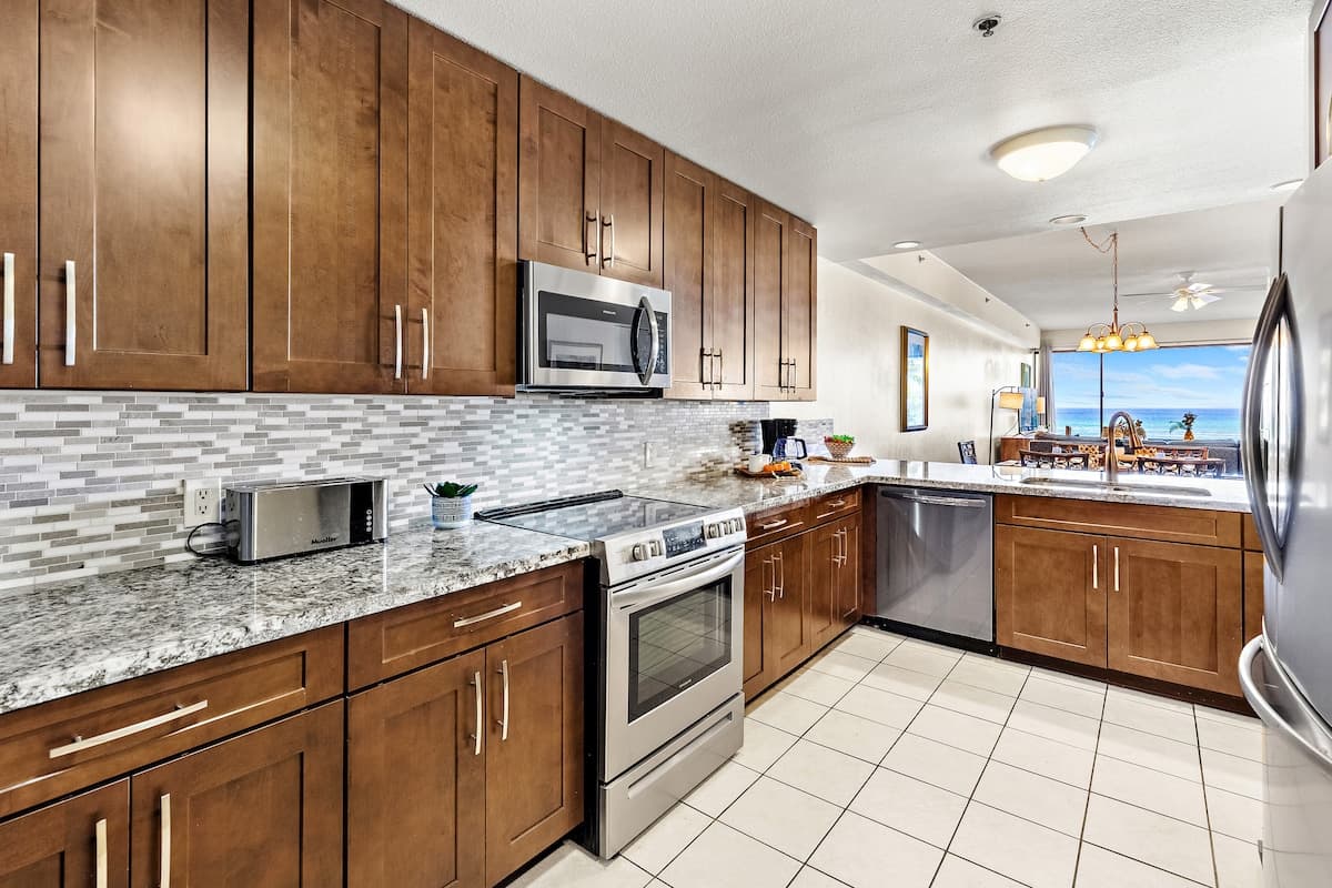 Condo in Lahaina · ★4.6 · 3 bedrooms · 5 beds · 2 baths - Photo 5