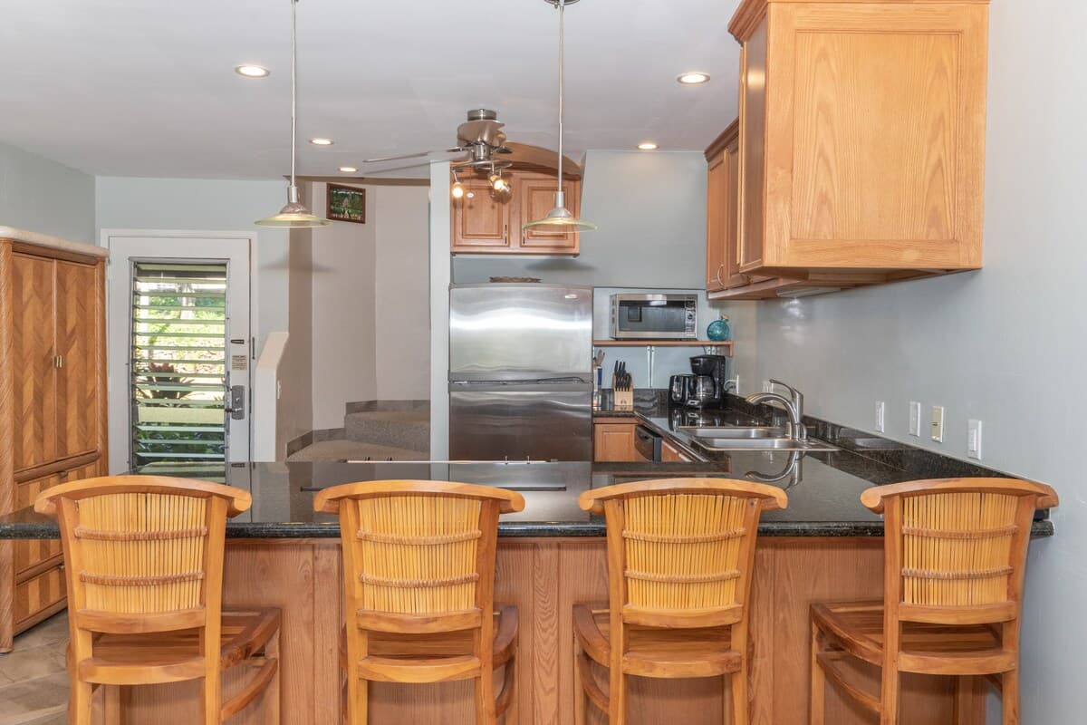 Condo in Lahaina · ★4.95 · 2 bedrooms · 3 beds · 2 baths - Photo 3