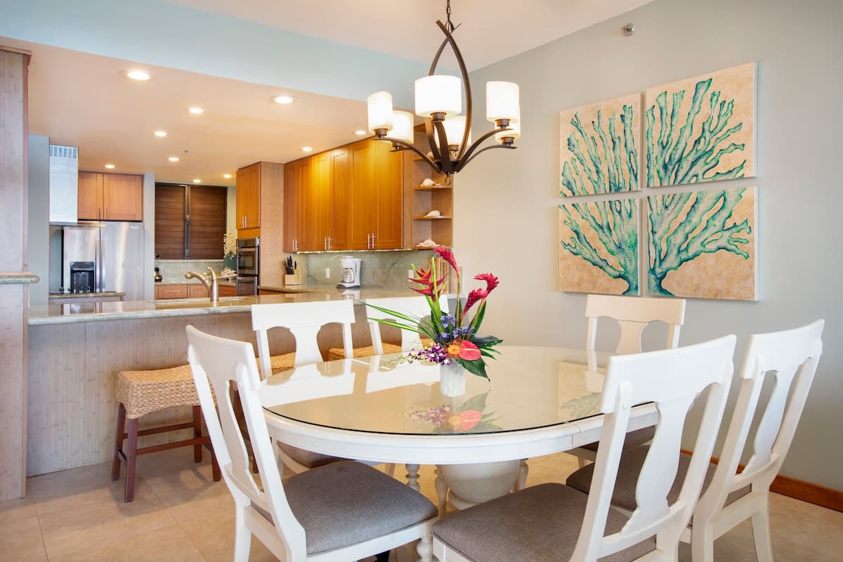 Condo in Lahaina · ★5.0 · 2 bedrooms · 4 beds · 2 baths - Photo 5