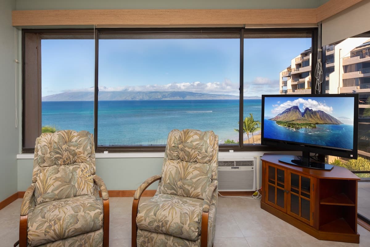 Condo in Lahaina · ★5.0 · 2 bedrooms · 4 beds · 2 baths - Photo 2