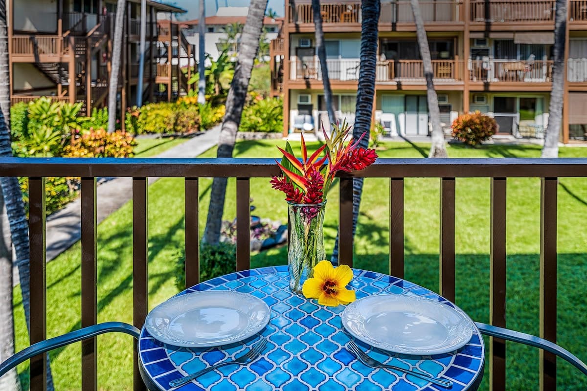 Condo in Kailua-Kona · ★4.5 · 1 bedroom · 2 beds · 1 private bath - Photo 2