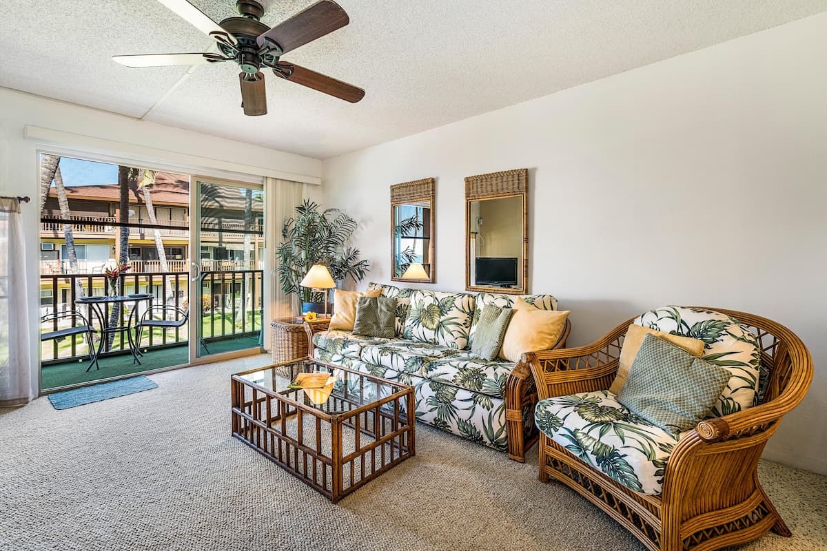 Condo in Kailua-Kona · ★4.5 · 1 bedroom · 2 beds · 1 private bath - Photo 4