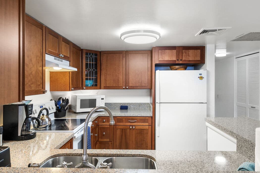 Condo in Kailua-Kona · ★4.86 · 2 bedrooms · 3 beds · 2 baths - Photo 5