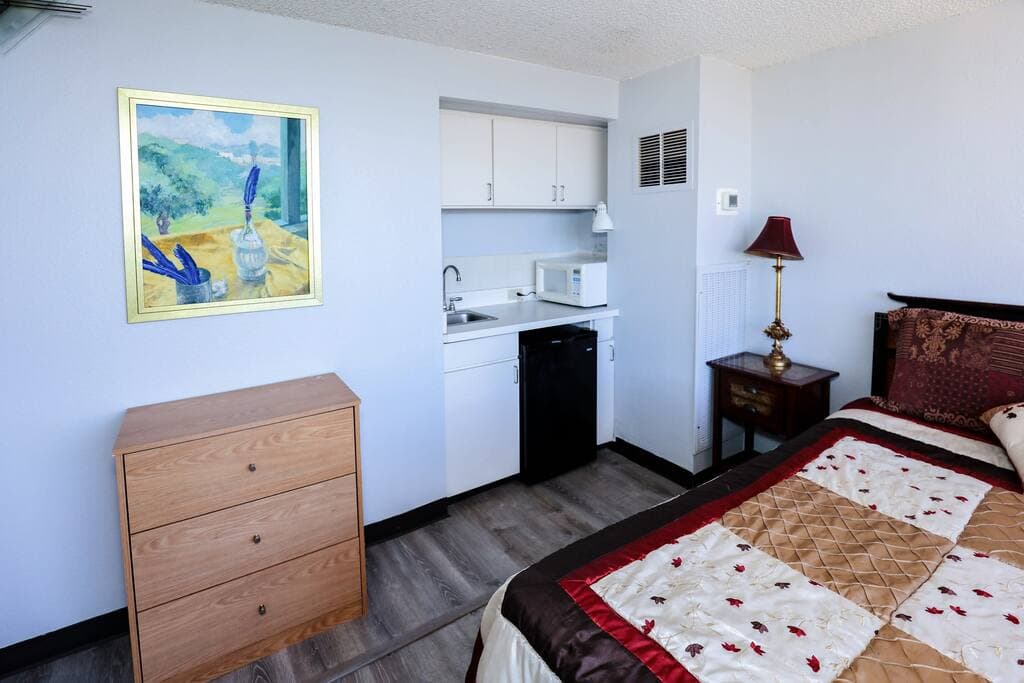 Condo in Honolulu · ★4.36 · 2 bedrooms · 4 beds · 2 private baths - Photo 3
