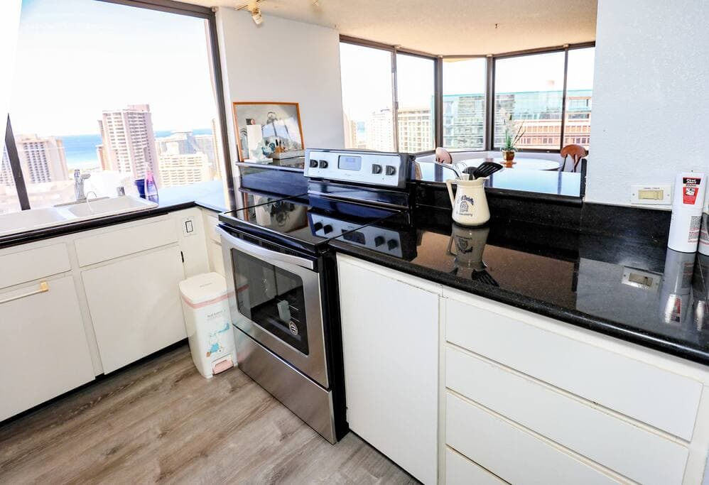 Condo in Honolulu · ★4.36 · 2 bedrooms · 4 beds · 2 private baths - Photo 4