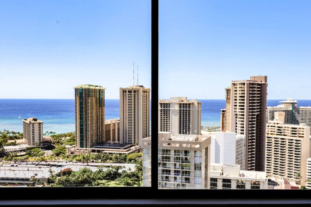 Condo in Honolulu · ★4.36 · 2 bedrooms · 4 beds · 2 private baths - Photo 5