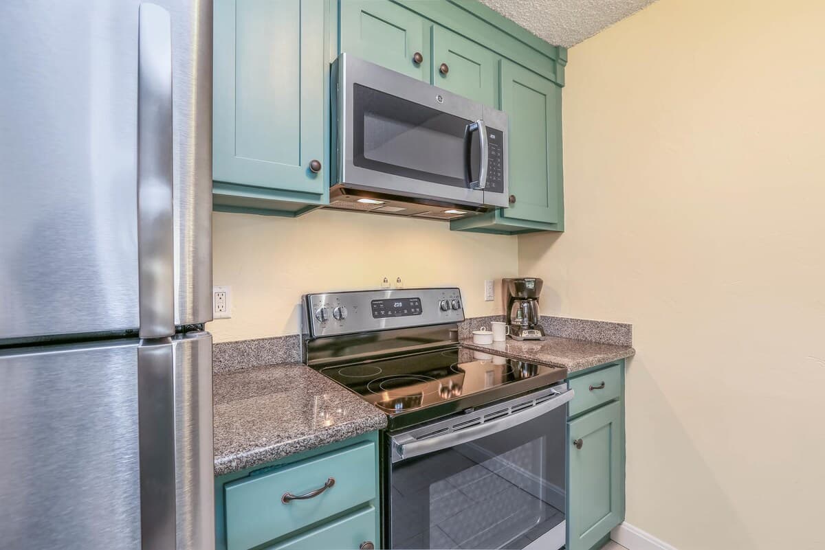 Condo in Kapaa · ★4.8 · 1 bedroom · 1 bed · 1 shared bath - Photo 3