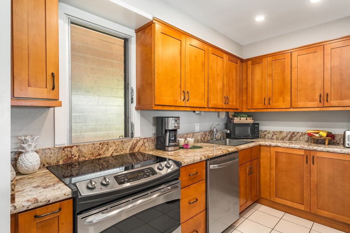 Condo in Lahaina · ★4.74 · 1 bedroom · 2 beds · 1 bath - Photo 5
