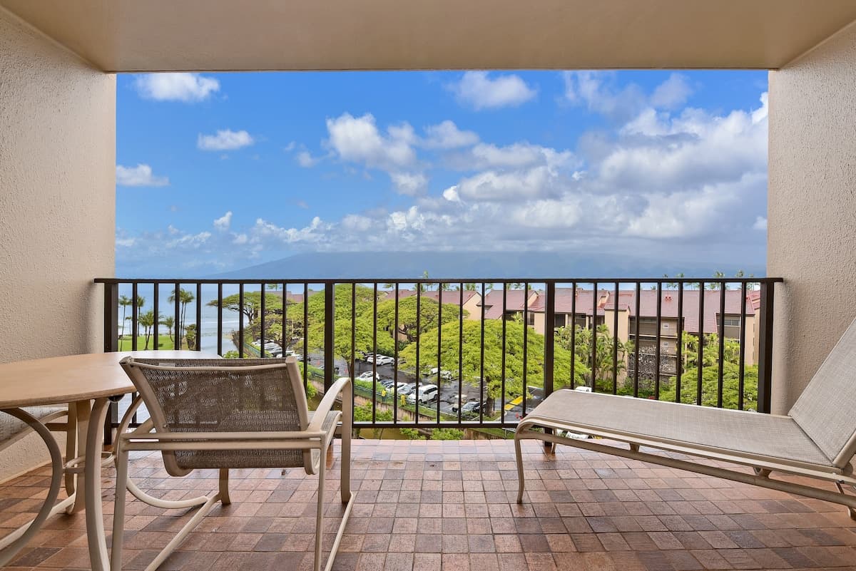 Condo in Lahaina · ★4.63 · 1 bedroom · 2 beds · 1 bath - Photo 1