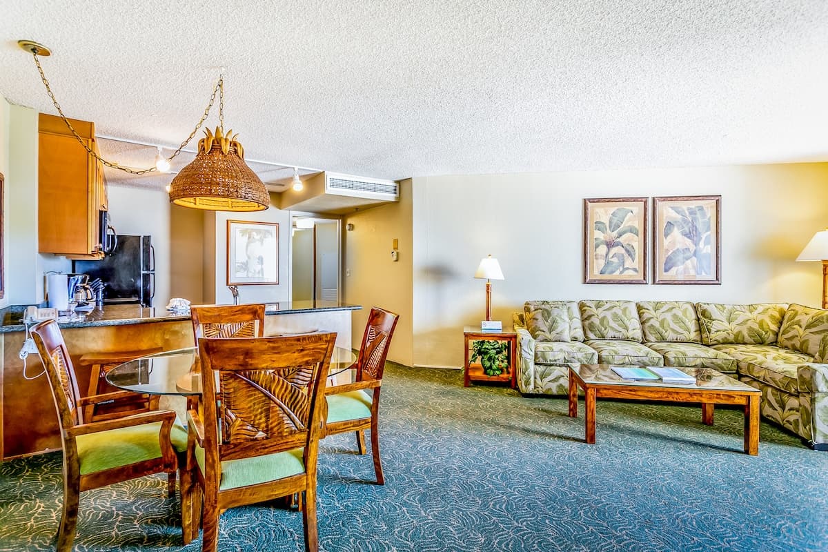 Condo in Lahaina · ★4.71 · 1 bedroom · 2 beds · 1 shared bath - Photo 5