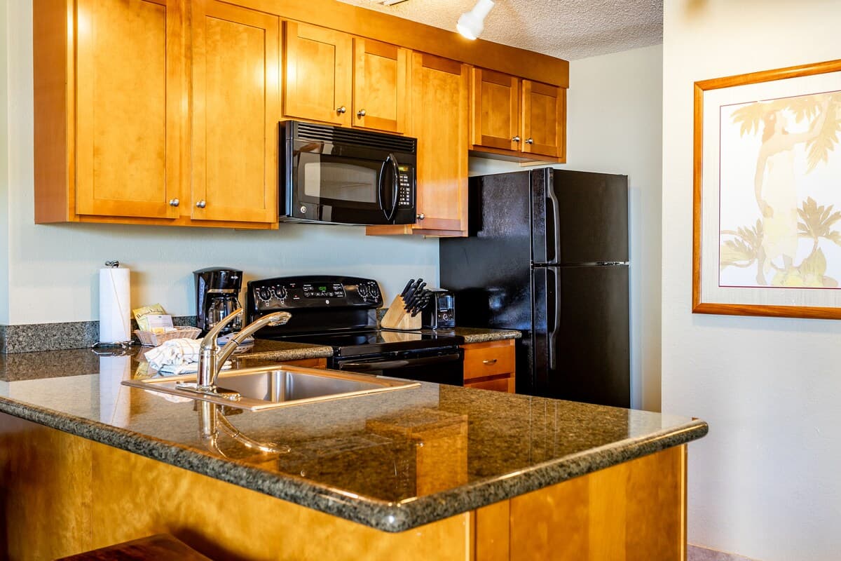 Condo in Lahaina · ★4.71 · 1 bedroom · 2 beds · 1 shared bath - Photo 4
