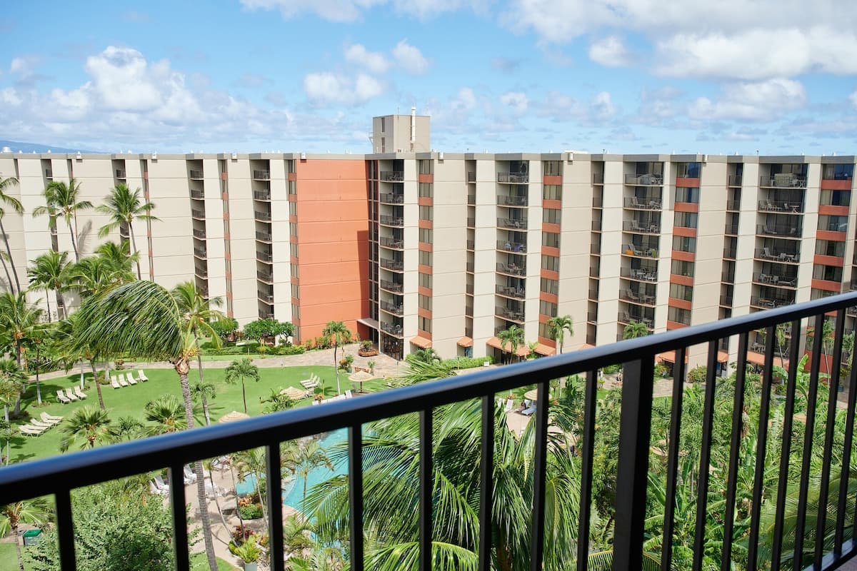 Condo in Lahaina · ★4.71 · 1 bedroom · 2 beds · 1 shared bath - Photo 3