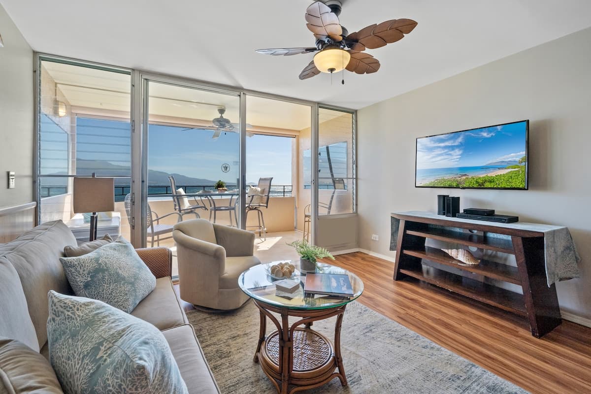 Condo in Wailuku · ★4.9 · 1 bedroom · 2 beds · 1 bath - Photo 3