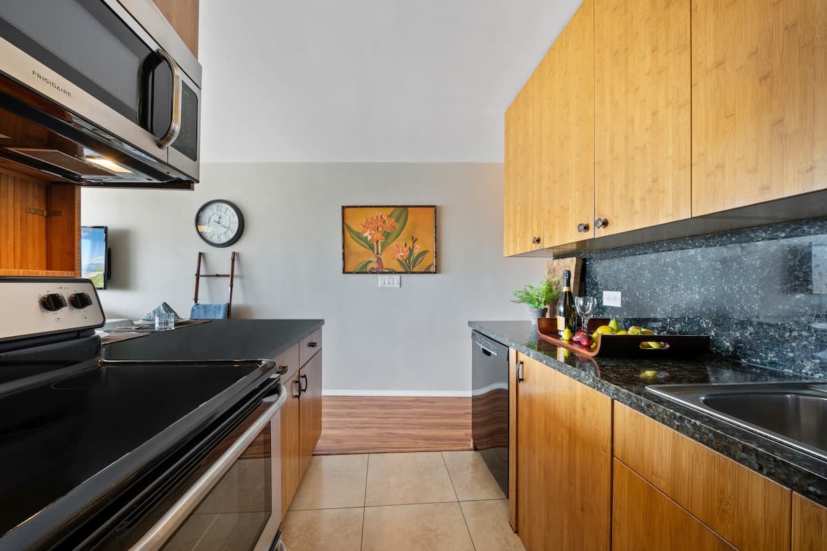 Condo in Wailuku · ★4.9 · 1 bedroom · 2 beds · 1 bath - Photo 5