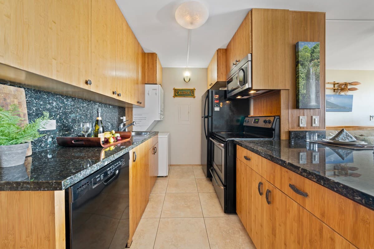 Condo in Wailuku · ★4.9 · 1 bedroom · 2 beds · 1 bath - Photo 4