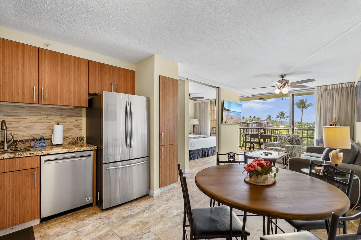 Condo in Kihei · ★4.92 · 2 bedrooms · 2 beds · 2 baths - Photo 4