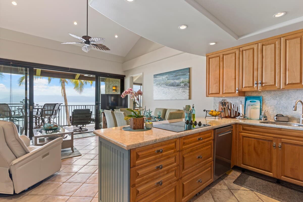 Condo in Lahaina · ★4.7 · 3 bedrooms · 4 beds · 2 baths - Photo 3