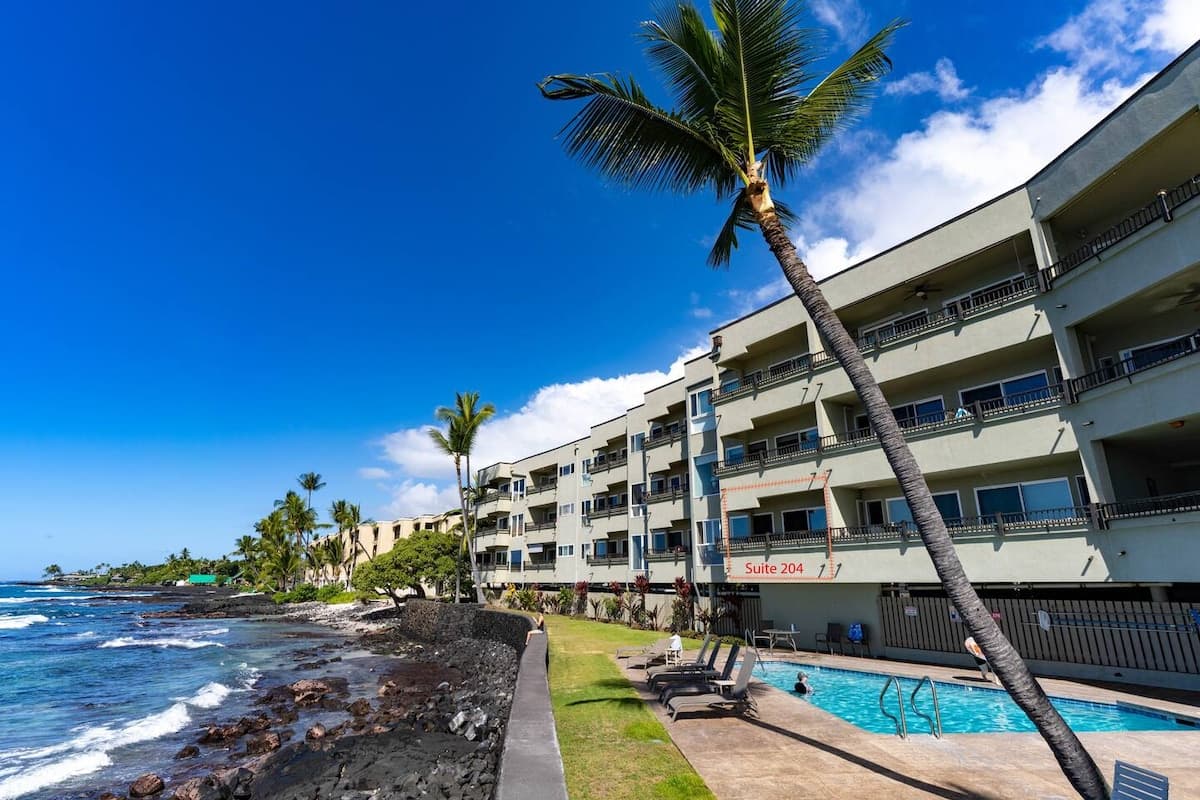 Condo in Kailua-Kona · ★4.89 · 2 bedrooms · 4 beds · 2 baths - Photo 2