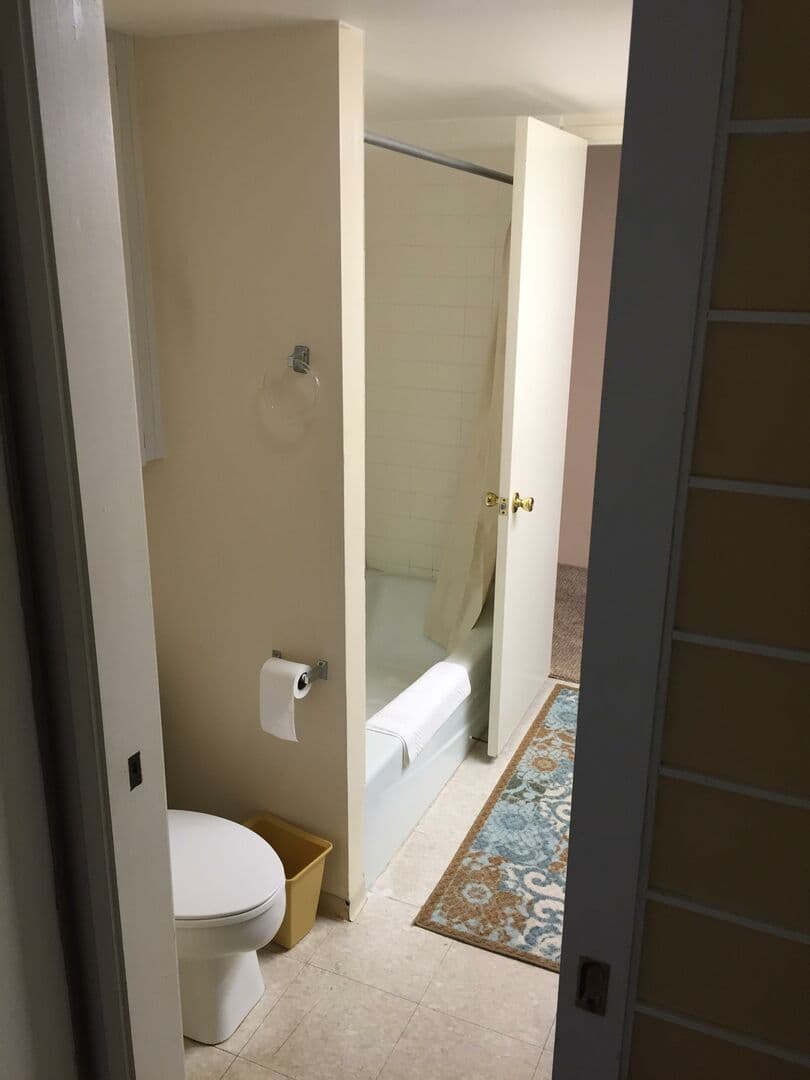 Condo in Honolulu · ★4.61 · 1 bedroom · 2 beds · 1 private bath - Photo 5