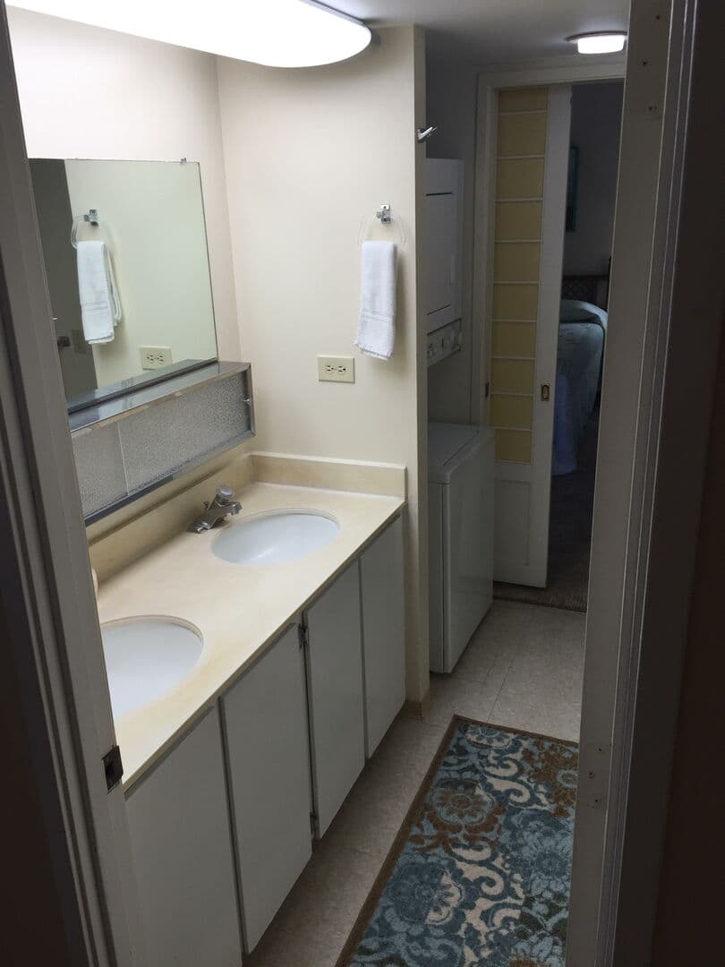 Condo in Honolulu · ★4.61 · 1 bedroom · 2 beds · 1 private bath - Photo 4