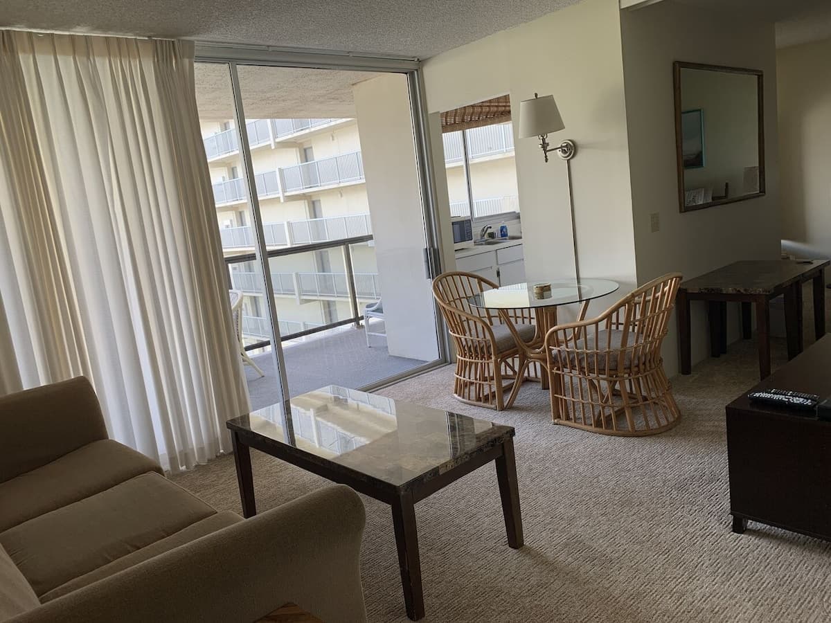 Condo in Honolulu · ★4.61 · 1 bedroom · 2 beds · 1 private bath - Photo 2