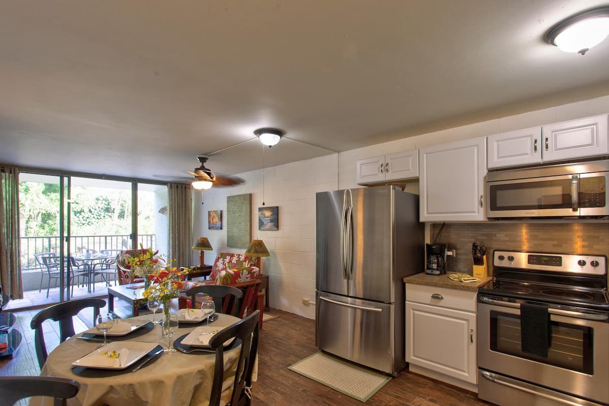 Condo in Hilo · ★4.24 · 2 bedrooms · 3 beds · 1 bath - Photo 5