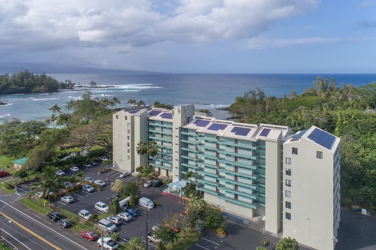 Condo in Hilo · ★4.24 · 2 bedrooms · 3 beds · 1 bath - Photo 1
