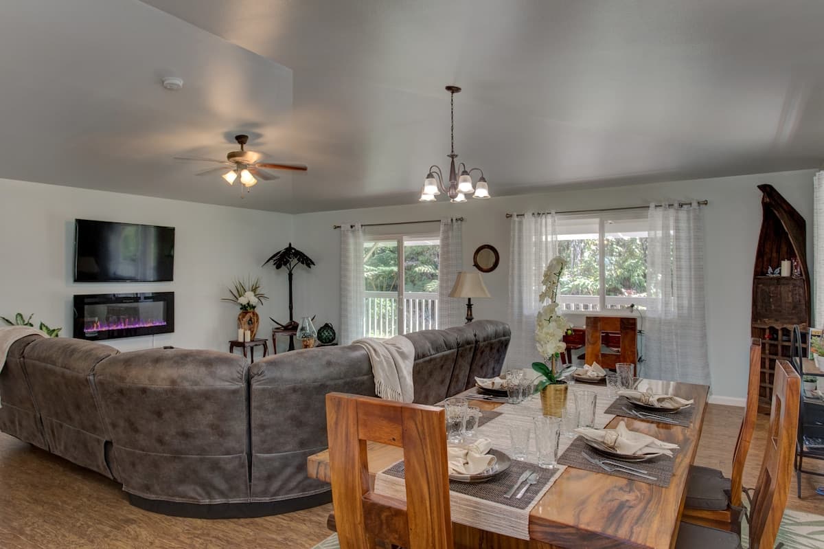 Home in Mountain View · ★4.89 · 3 bedrooms · 3 beds · 2 shared baths - Photo 1