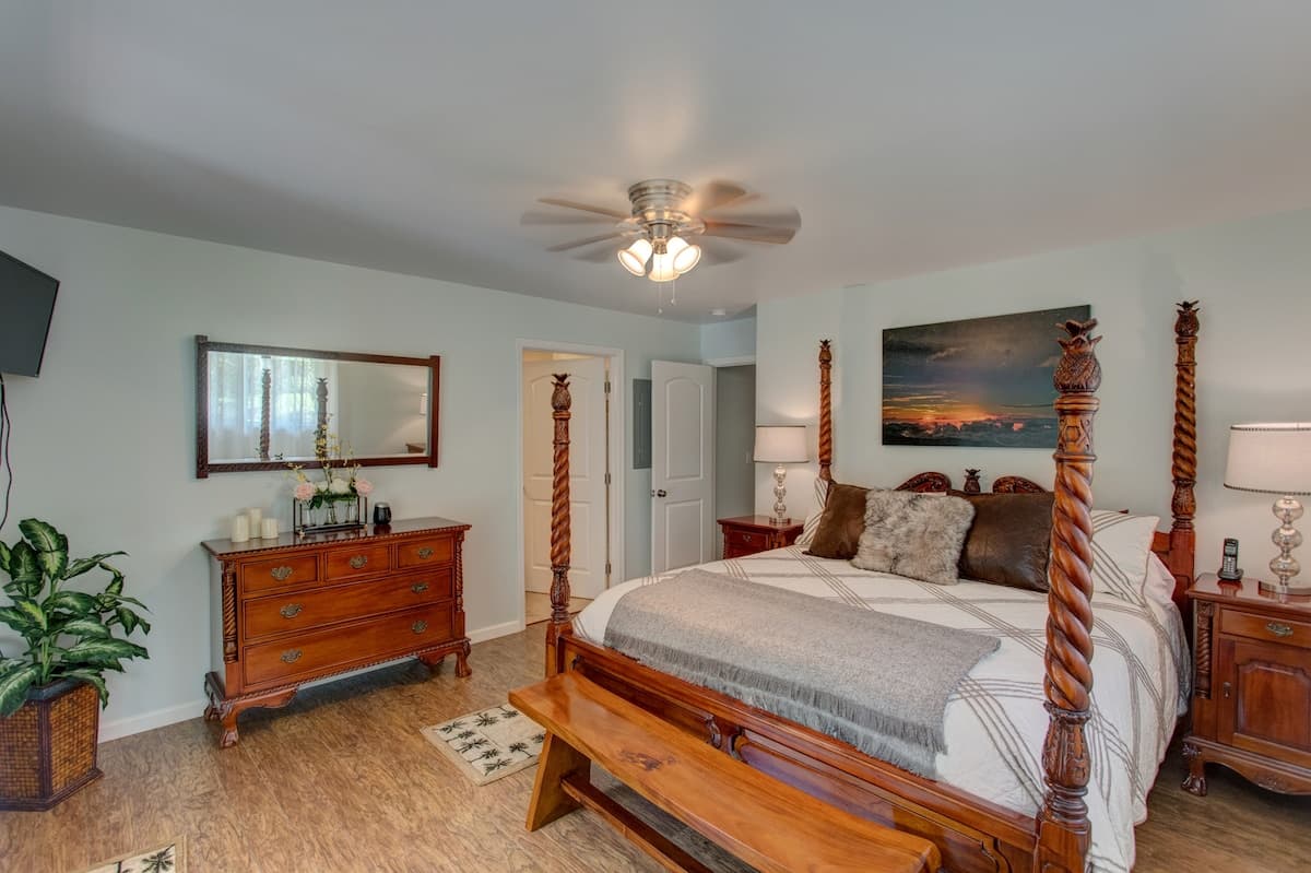 Home in Mountain View · ★4.89 · 3 bedrooms · 3 beds · 2 shared baths - Photo 5