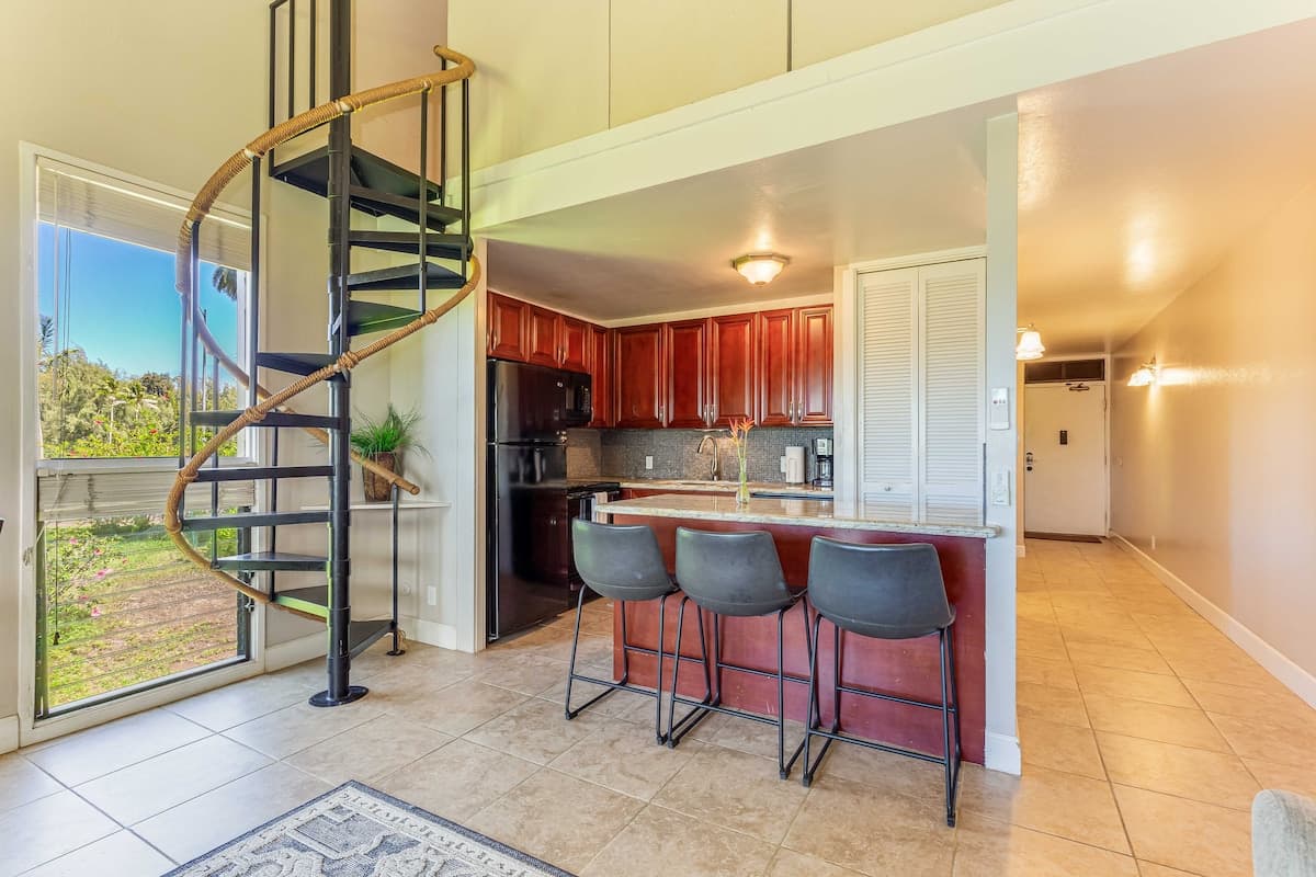 Condo in Kahuku · ★4.66 · 2 bedrooms · 4 beds · 2.5 shared baths - Photo 4