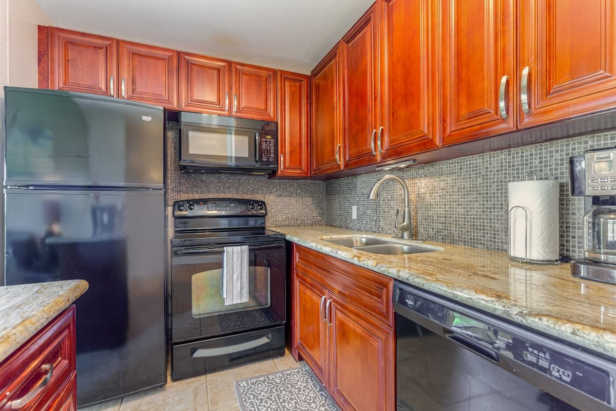 Condo in Kahuku · ★4.66 · 2 bedrooms · 4 beds · 2.5 shared baths - Photo 3