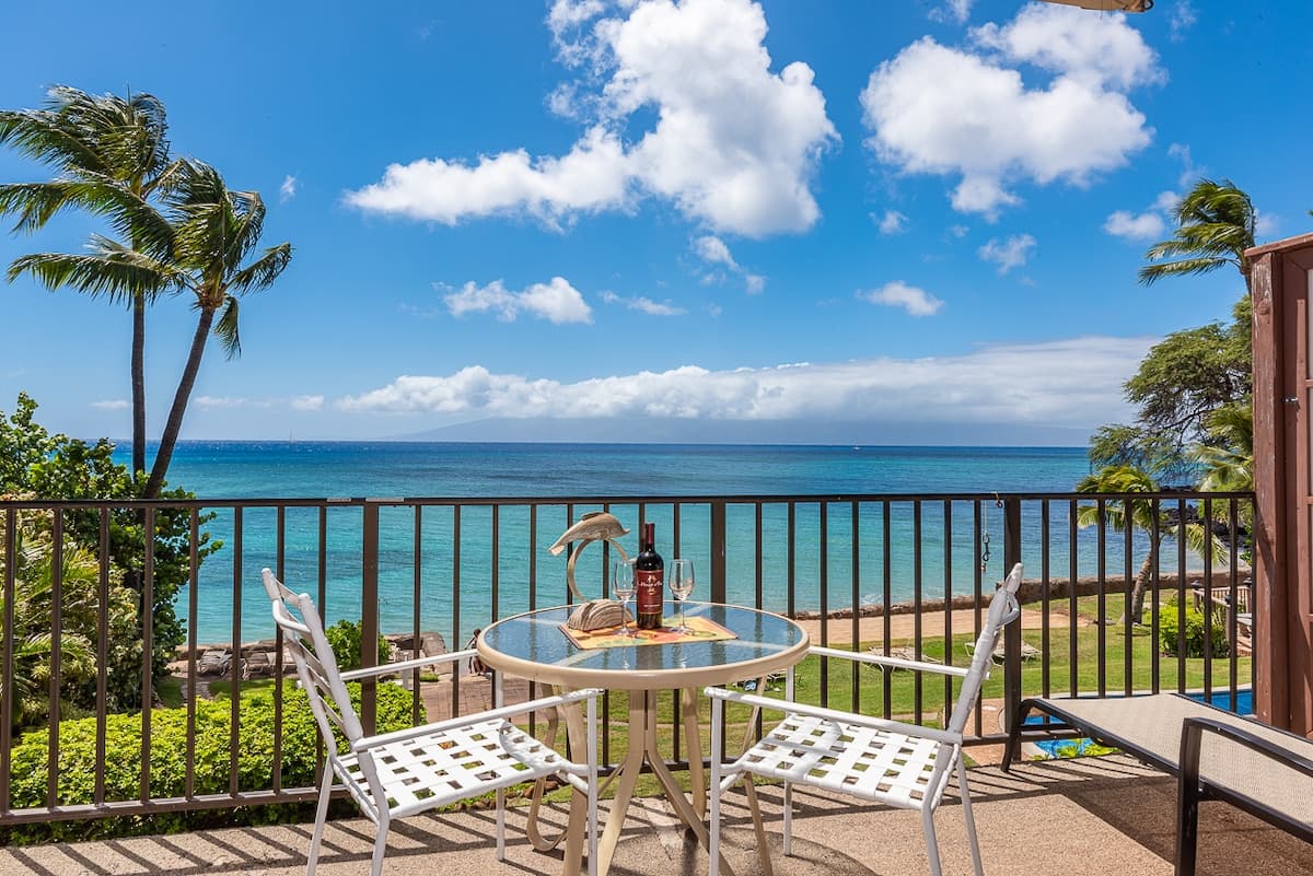 Condo in Lahaina · ★4.91 · 2 bedrooms · 3 beds · 1 bath - Photo 2
