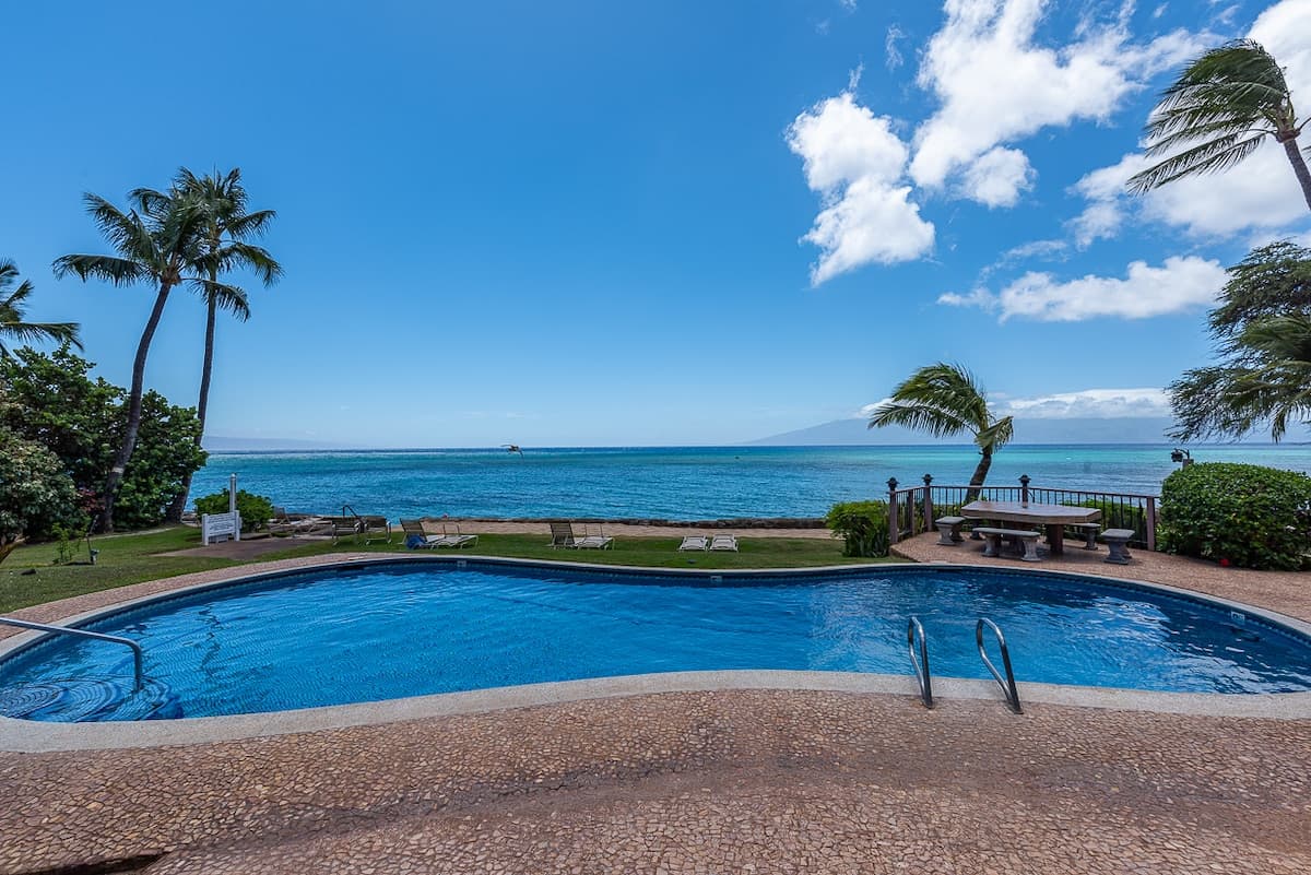 Condo in Lahaina · ★4.91 · 2 bedrooms · 3 beds · 1 bath - Photo 3