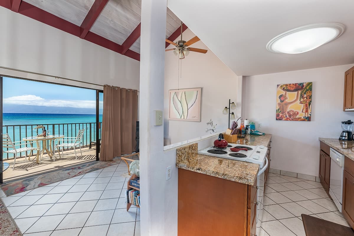 Condo in Lahaina · ★4.91 · 2 bedrooms · 3 beds · 1 bath - Photo 5