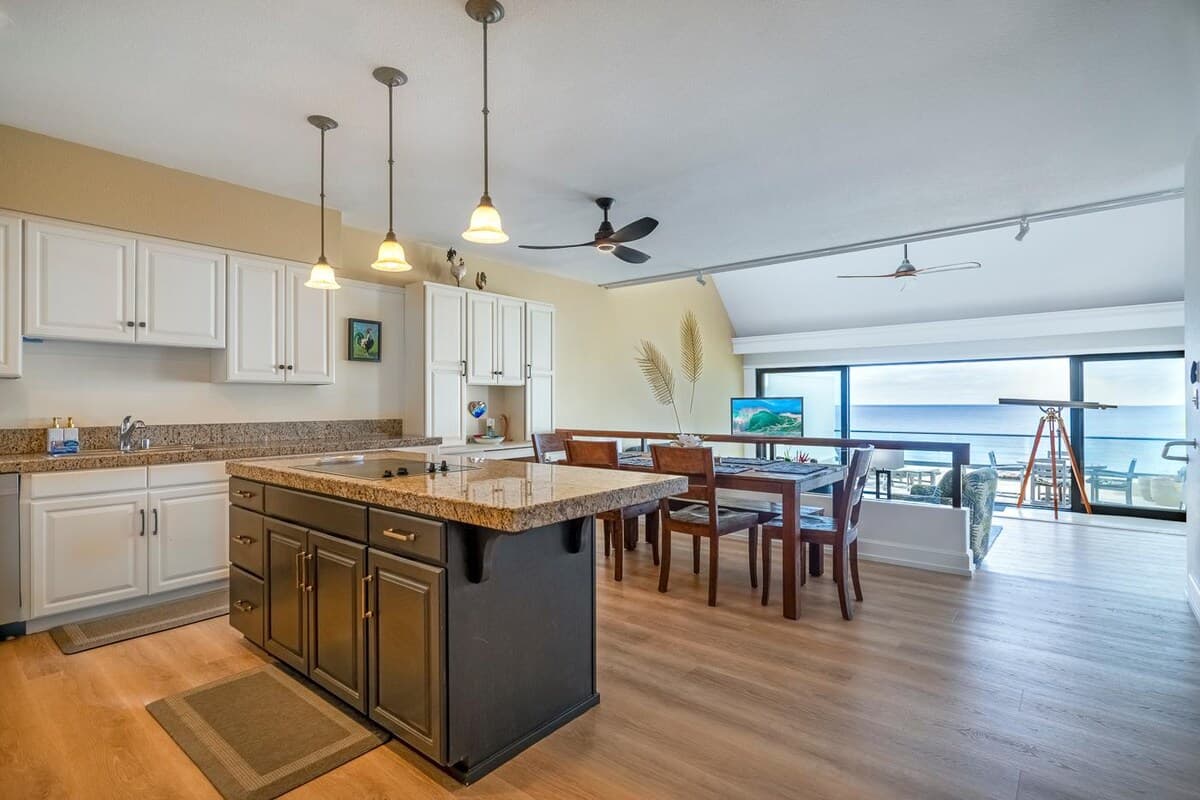 Whale watcher's delight Spacious oceanfront penth - Photo 3