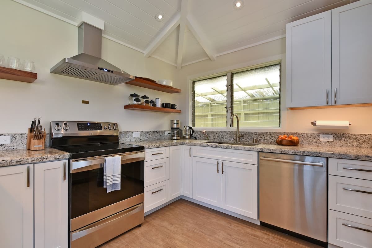 Home in Lahaina · ★4.95 · 2 bedrooms · 4 beds · 2 baths - Photo 4